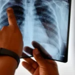 تطاول فتاة على صفع قائد بتمارة يثير الجدل
